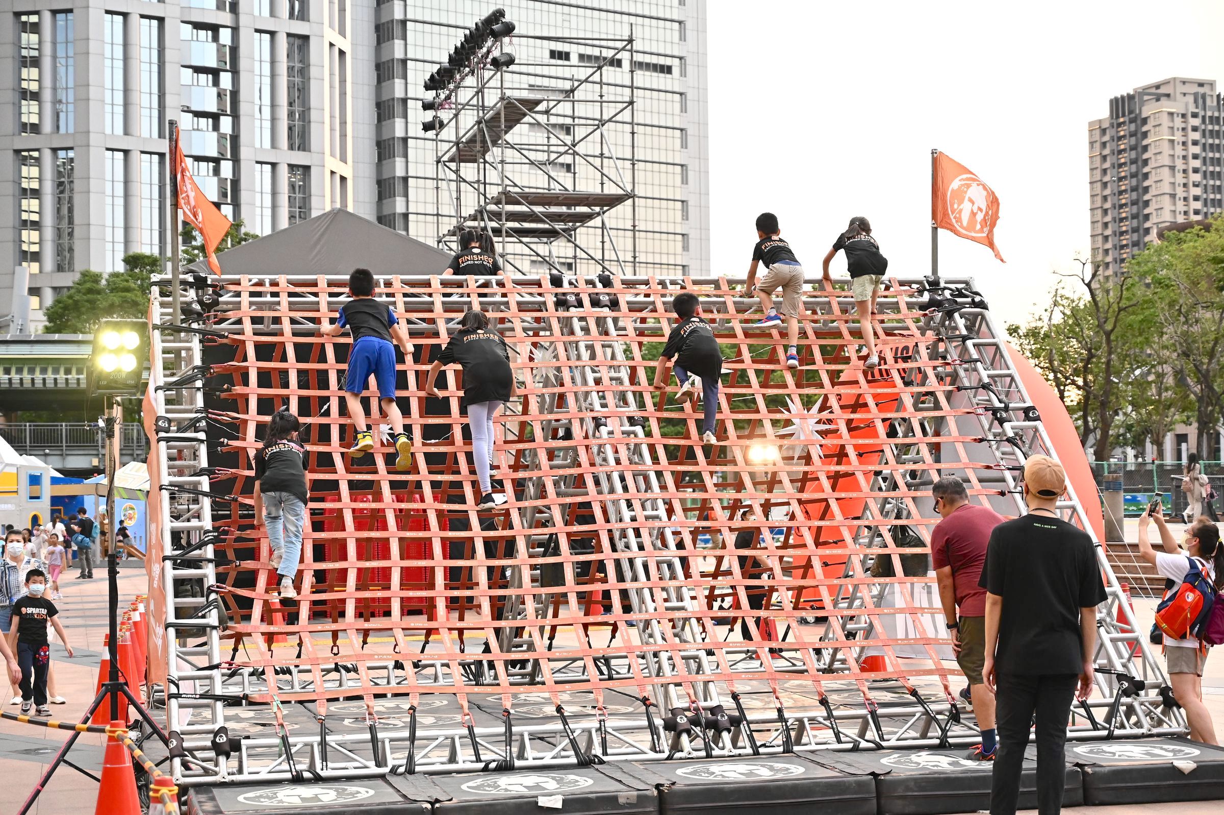 「2025新北市兒童藝術節」再度攜手全球知名的障礙賽事 Spartan Kids,在市民廣場打造結合運動與冒險的「小勇士營」。